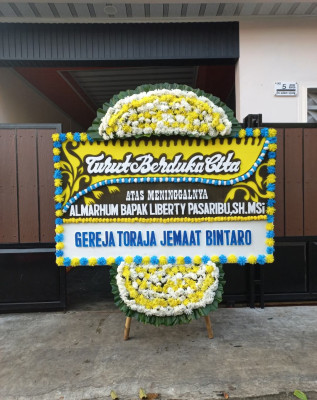 Papan Bunga Duka di Kayumalue Ngapa