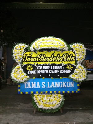 Papan Bunga Duka di Kayumalue Ngapa